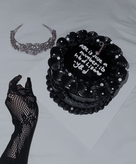 Cake Birthday Aesthetic Black, Black Birthday Cake Aesthetic, Black Cake Aesthetic, Birthday Cake Aesthetic Black, Gothic Birthday Cakes, Bolo Vintage, 17 Birthday Cake, 17th Birthday Ideas, Gold Birthday Cake