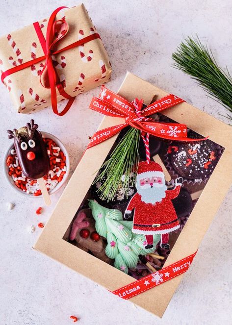 Christmas Box Dessert, Christmas Gift Sweets, Christmas Cookie Box Packaging Ideas, Christmas Snack Box Ideas, Cute Christmas Packaging, Present Decoration Ideas, Christmas Dessert Gift Boxes, Christmas Goodie Box Ideas, Christmas Boxes Ideas