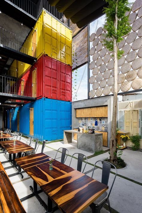 A Hotel For Backpackers With Shared Bedrooms Inside Shipping Containers Shipping Container Hotel, Container Hotel, Hostels Design, Hostel Room, Youth Hostel, Container Buildings, Container Architecture, Container House Plans, Casa Container