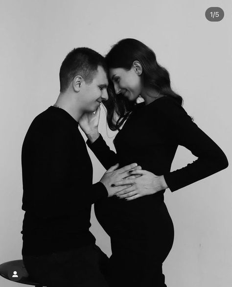 Maternity Photo Shoot Ideas Black And White, Maternity Couple Studio, Shooting Pregnant Ideas, Luxury Maternity Photoshoot, Classic Maternity Photos, Black And White Maternity Shoot Couples, Pregnant Couple Photography, Black Dress Maternity Shoot, Maternity Shoot Black And White