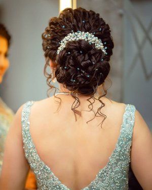 Curly Hairstyles Indian Wedding Bun, Indian Bridal Hairdo With Flowers, Bun With Flowers Hairstyle, Hairbuns Hairstyles Indian, Bridal Hair Buns With Flowers, Juda Hairstyle Buns, Floral Bun Hairstyle, Floral Hair Bun, Mehendi Hairstyles