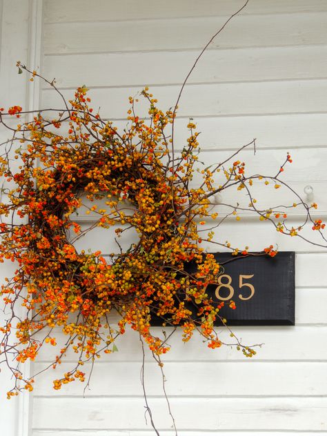 Small Stoop Fall Decorating Ideas, Fall Wreath Inspiration, Homemade Fall Wreaths, Modern Fall Wreaths For Front Door, Over The Door Decor, Autumn Front Door Decor, Autumn Door Decor, Wreath Decorating Ideas, Fall Wreaths For Front Door