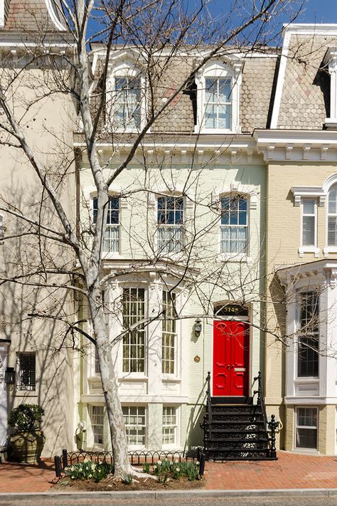 A Preview of The Georgetown House Tour | DC by Design Blog Georgetown Townhouse, Traditional American House, First Apartment Goals, Most Beautiful Houses, Colonial Style Interior, Neoclassical House, Townhouse Exterior, Narrow House, American House