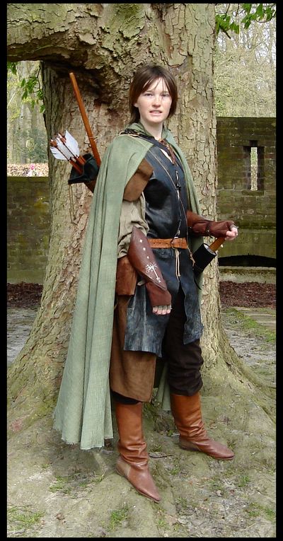 Female Aragorn Cosplay, Archer Ren Faire, Elven Archer Costume, Ren Faire Ranger Costume, Ren Faire Outfits Ranger, Ren Faire Archer Costume, Ranger Costume Female, Dnd Ranger Cosplay, Ranger Pose Reference