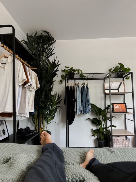 Urban Bedroom Ideas Men, Simple Bedroom Ideas Men, Minimalistic Mens Bedroom, Cozy Men Bedrooms, Mens Room With Plants, Masculine Bedroom Plants, Mens Plant Bedroom, Bed Accessories Decor, Men’s Bedroom With Plants