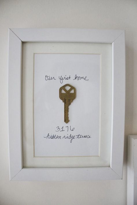 Cute idea: framed key to first officially owned home or condo! It'll be years for that to happen but some day we won't have to move every 4 years Bar In Casa, First Apartment Decorating, Diy Wand, Decor Ikea, House Keys, First Apartment, Décor Diy, Sweet Life, Cheap Home Decor