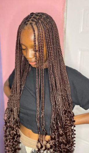 Curly Ends Knotless Box Braids Brown And Black Knotless Braids With Curls, Mid Length Box Braids With Curly Ends, Medium Knotless Box Braids Curly Ends, Braids With Curls Peekaboo, Normal Braids Hairstyles, Notlessbox Braids With Curls With Color, Knotted Box Braids, Box Braids With Curls At The End, Knotless Braids With Curled Ends