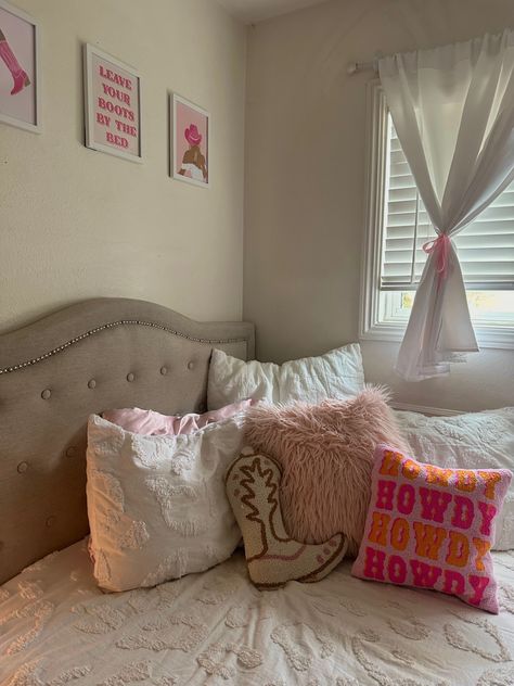 Preppy Cowgirl Dorm Room, Preppy Western Bedroom Ideas, Cute Western Dorm Room Ideas, Preppy Western Room Ideas, Pink Cow Print Room Decor Aesthetic, Pink Country Aesthetic Room, Country Theme Dorm Room, Nashville Room Aesthetic, Nashville Bedroom Ideas