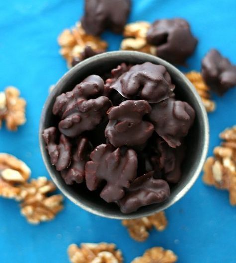 Dark Chocolate Covered Walnut Recipe Heart Healthy Desserts, Fitness Snacks, Chocolate Covered Nuts, Yummy Candy, Baking Recipes Healthy, Low Carb Candy, Healthy Sweet Snacks, Walnut Recipes, Healthy Baking Recipes