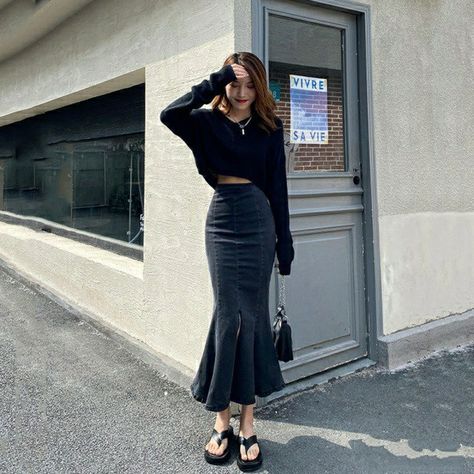 Summer Denim Skirt, High Waisted Leather Skirt, Skirt Outfit Casual, Ootd Korean Style, Jean Skirts, Female Design, Winter Skirt Outfit, Cute Skirt Outfits, Fishtail Skirt