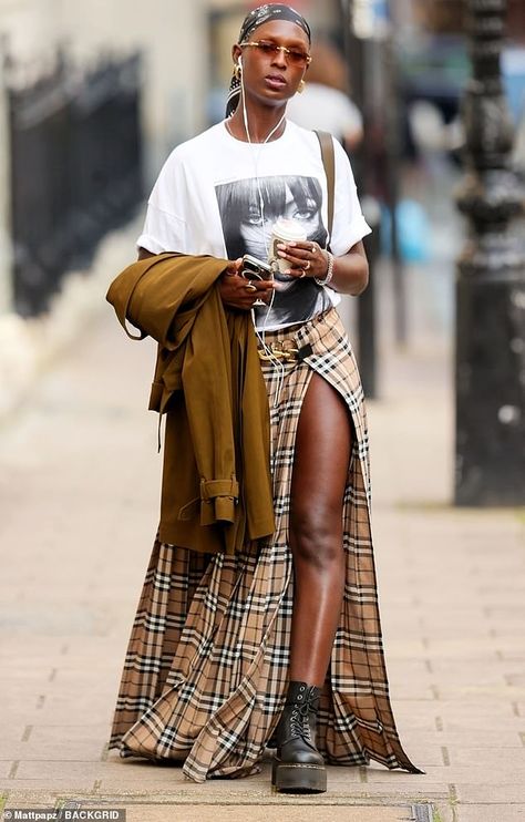 Style In London, Chique Outfit, Tartan Skirt, Streetwear Mode, Moda Chic, Looks Party, Brown Outfit, Estilo Chic, Looks Street Style