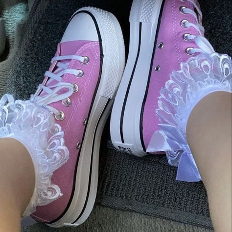 Converse Aesthetic, Frilly Socks, Low Top Converse, Anime School, Ruffled Socks, Cosplay Kawaii, Converse Low Tops, Girl Cat, Kawaii Shoes