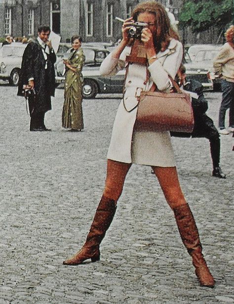 1960s Mod Woman Fashion Photo Smoking Go Go Boots Vintage Womenswear by Christian Montone, via Flickr Mod Fashion Women, 60s 70s Fashion, 70s Inspired Fashion, Fashion 1960s, Sixties Fashion, Mod Fashion, Olivia Palermo, 1960s Fashion, Moda Vintage