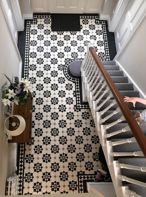 Victorian Tiles: 5 Ways To Add Charm To Modern Homes Vstupná Hala, Beautiful Tile Floor, Victorian Hallway, Hallway Walls, Tiled Hallway, Hallway Flooring, Victorian Tiles, Hal Decor, Hallway Designs