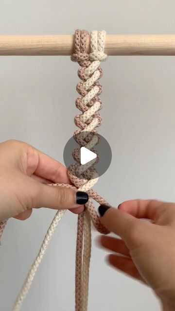 Different Knots, Burlap Crafts Diy, Friendship Bracelet Knots, Bracelet Knot, Wooden Clothespin Crafts, Paracord Bracelet Tutorial, Free Macrame Patterns, Rope Projects, Macrame Knots Tutorial