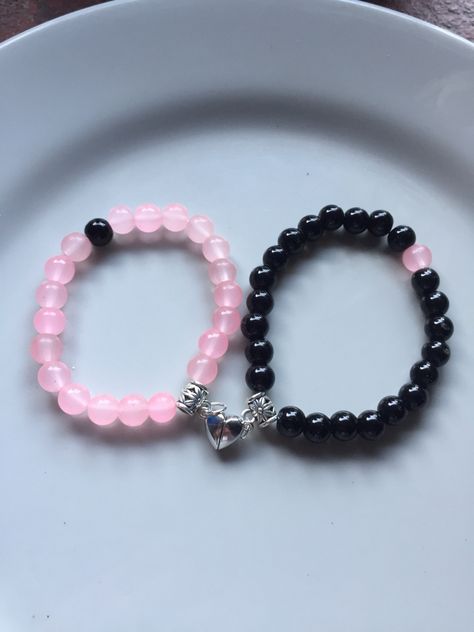 Aesthetic Bff Bracelets, Cute Bf And Gf Bracelets, Couple Bracelet Ideas Beads, Matching Bracelets For Couples Aesthetic, Braslets Beads Aesthetic, Couple Beads Bracelets, Matching Stuff For Couples, Matching Bracelets Aesthetic, Couple Bracelets Aesthetic