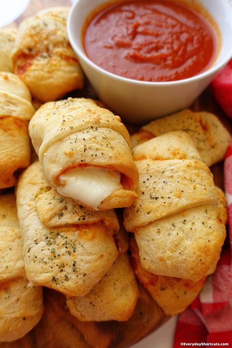 Homemade Pizza Rolls Crescent Pizza, Pepperoni Pizza Rolls, Homemade Pizza Rolls, Crescent Roll Pizza, Pepperoni Rolls, Cheese Crescent Rolls, Making Homemade Pizza, Crescent Dough, Pizza Rolls