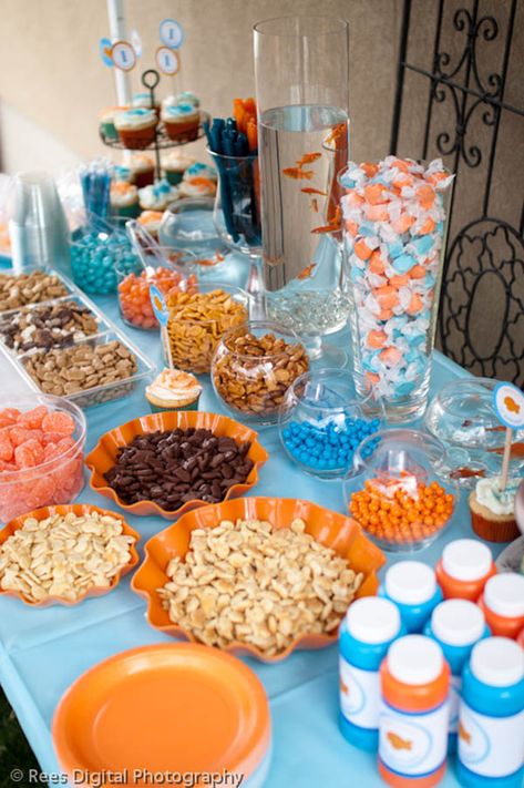 Cute goldfish party ideas on this table Shark Woman, Goldfish Party, Party Snack Table, Dory Birthday Party, Finding Dory Birthday, Octonauts Birthday Party, Nemo Birthday Party, Dory Birthday, Finding Nemo Birthday