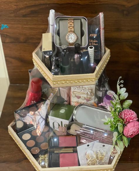 Engagement Gift Baskets Pakistani, Makeup Kit Decoration For Wedding, Makeup Hamper Ideas, Chaab Decoration Ideas For Engagement, Bridal Makeup Packing Ideas, Roka Shagun Basket, Jewellery Tray Decoration For Wedding, Makeup Trousseau Packing, Marawa Box Ideas