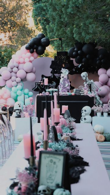 Pastel Fall Birthday Party, Pink Halloween Party Centerpieces, Spooky Princess Birthday Party, Pastel Goth Party Decor, Pastel Halloween Wedding, Pink And Purple Halloween Party, Pastel Goth Birthday Party, Spooky Birthday Party Ideas, Halloween Princess Party