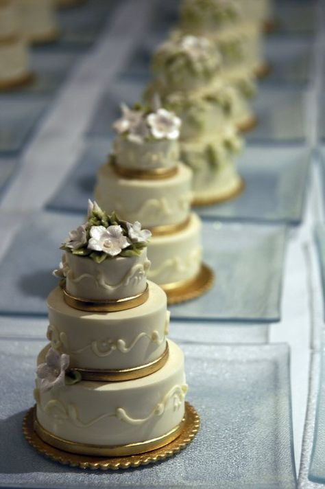 mini cakes - Very Nice!!! Individual cakes for each guest to enjoy Food Wedding Favors, Mini Wedding Cakes, Mini Torte, Individual Cakes, Miniature Cake, White Wedding Cakes, Mini Wedding, Little Cakes, Gorgeous Cakes