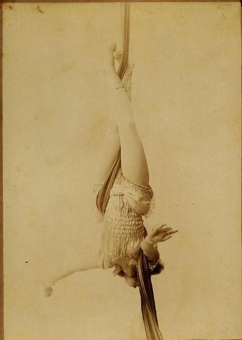 Vintage Circus Photos, Body Templates, Circus Pictures, Cirque Vintage, Circus Freaks, Performance Photography, Circus Vintage, Old Circus, Sketch References