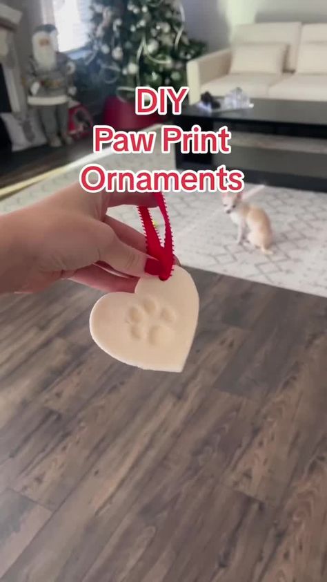 Diy Gifts For Pet Lovers, Dog Print Ornament Diy, Paw Print Christmas Ornament, Dog Paw Ornaments, Paw Print Christmas Craft, Diy Paw Print Ornament, Paw Print Ornament Diy, Diy Paw Print, Dog Paw Print Craft