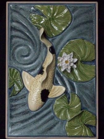 Belam3 Tile Art Projects, Tiles Art, Ceramic Tile Art, Art Nouveau Tiles, Carpe Koi, Art Project Ideas, Tanah Liat, Ceramic Wall Art, Relief Sculpture