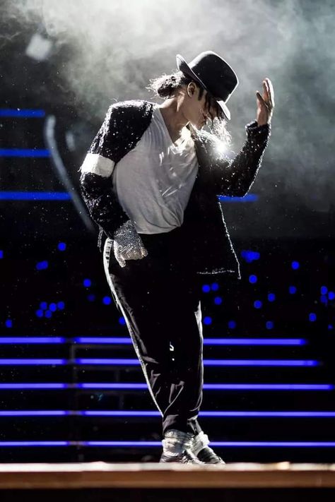 Thriller Michael Jackson, Michael Jackson Poster, Michael Jackson Dance, Michael Jackson Hot, Dance Wallpaper, Earth Song, Michael Jackson Wallpaper, Michael Jackson Art, Michael Jackson Thriller