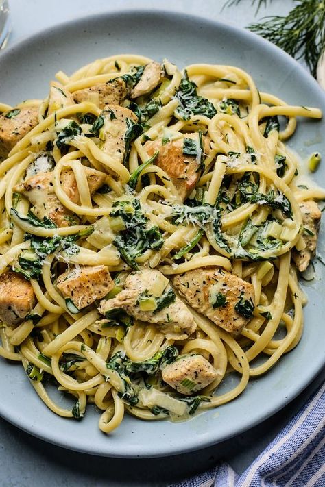 Tender pieces of chicken, with pasta in creamy sauce with spinach, lemon and fresh herbs Chicken And Spinach Pasta, Spinach Leek, Creamy Chicken Spinach Pasta, Chicken With Pasta, Chicken Pesto Pasta Salad, Leek Pasta, Chicken Spinach Pasta, Summer Pasta Recipes, Healthy Vibes