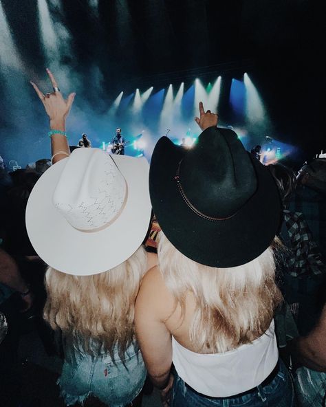 Cowboy hat, country concert, photo inspiration Music Festival Aesthetic, Country Poses, Best Friend Picture, Concert Signs, Playlist Covers Photos, Country Music Concerts, Summer Picture Poses, Country Music Festival, Cowgirl Aesthetic