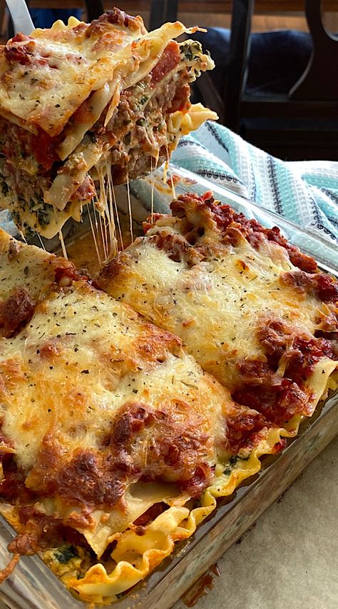 Homemade Lasagna Recipes, Kue Macaroon, Sausage Lasagna, Food Therapy, Yummy Comfort Food, Think Food, Kielbasa, Food Recepie, Food Obsession