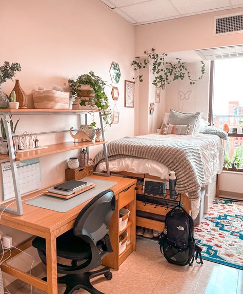 Freshman/sophomore aesthetic dorm room Rounded Table, Dorm Room Layouts, College Bedroom Decor, Dorm Aesthetic, Cozy Porch, College Dorm Room Inspiration, Small Dorm Room, Interiors Bedroom, Dream Dorm Room