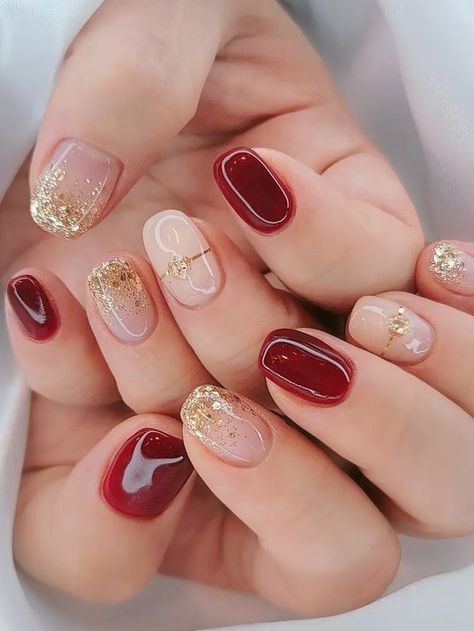 short burgundy and milky white nails with gold glitter and lines Burgundy Gold Nail Ideas, Nail Merah, Red Gold Nail Art, Red Color Nail Designs, Nail Art Simple Elegant Classy Maroon, Nail Art Korean Style Trends, Red Inspired Nails, Nail Art Maroon Simple, Nail Art Red And Gold