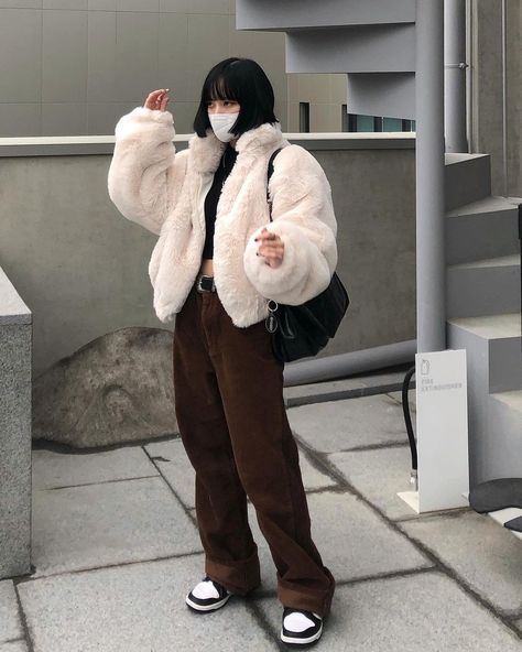 Black Fluffy Jacket Outfit, White Fluffy Jacket Outfit, Jacket Outfit Korean, Fluffy Coat Outfit, Fuzzy Jacket Outfit, Cream Jacket Outfit, Fluffy Jacket Outfit, White Coat Outfit, Black Fluffy Jacket