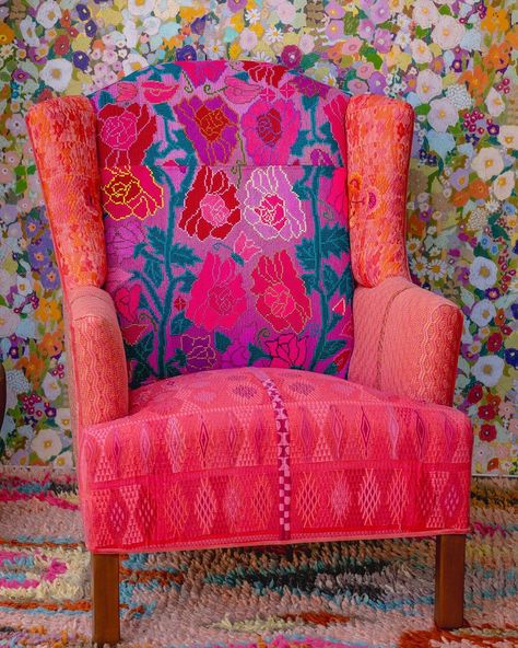 Folkproject (@folkproject) • Instagram photos and videos Therapy Chair, Bright Colored Furniture, Painted Wooden Chairs, Colorful Couch, Floral Armchair, Funky Living Rooms, Pink Armchair, Patchwork Chair, Chair Art