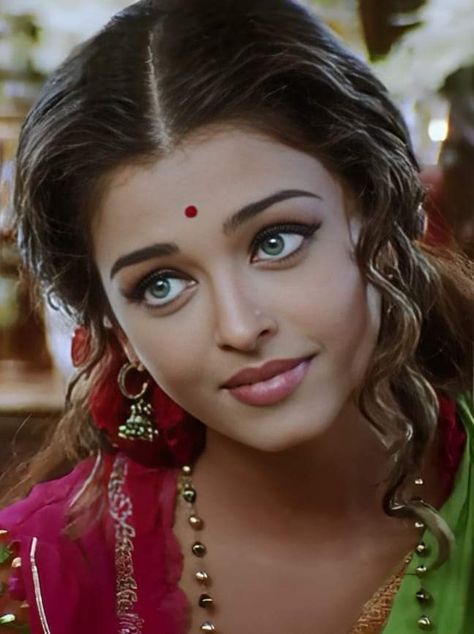 Aishwarya Rai Makeup, ऐश्वर्या राय, Aishwarya Rai Pictures, Bollywood Makeup, Aishwarya Rai Photo, Most Beautiful Eyes, Indian Woman, Anushka Sharma, Indian Aesthetic