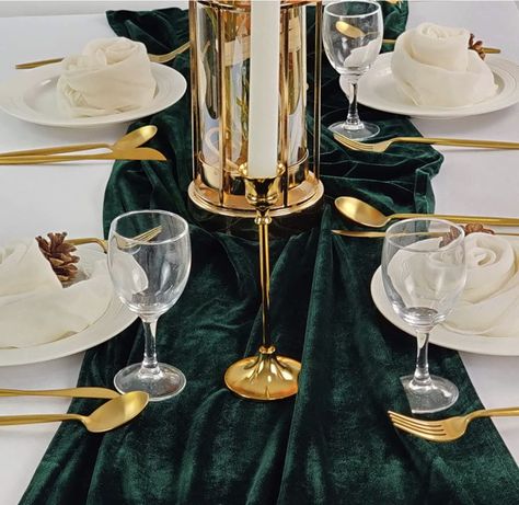 Dark Green And Gold Birthday Party Decor, Dark Green Graduation Party, Ducktales Gladstone, Green And Gold Dinner Party, Dark Green Table Setting, Dark Green And Gold Christmas, Green And Gold Christmas Table, Green And Gold Party, Aesthetic Weddings