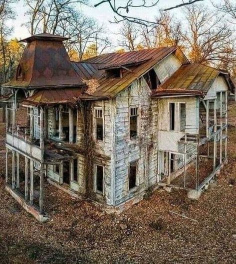 Abandoned Castles, Abandoned Homes, Old Abandoned Buildings, Creepy Houses, Abandoned Property, Abandoned Mansion, Old Abandoned Houses, Spooky House, In The Middle Of Nowhere