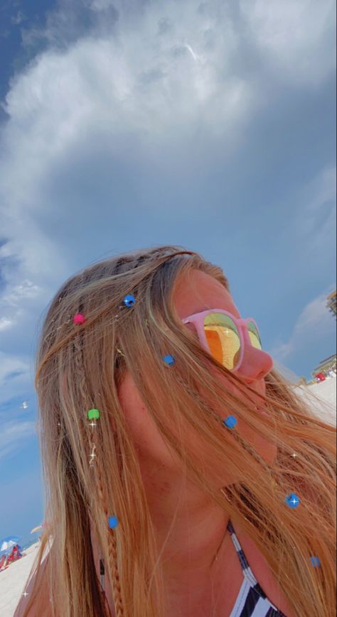 Summer Hair Decorations, Bead In Hair Braids, Summer Hairstyles Beads, Hair Beeds Hairstyle, Summer Hairstyles With Beads, Cute Bead Hairstyles, Summer Bead Hair, Summer Beads In Hair, Bead In Hair