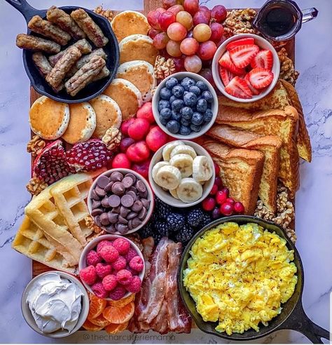 Birthday Breakfast Board, Donut Breakfast Party, Brunch Fruit Recipes, Birthday Breakfast Healthy, Dad Breakfast Ideas, Girly Breakfast Ideas, Contential Breakfast Buffet, Easy At Home Brunch Ideas, American Brunch Ideas