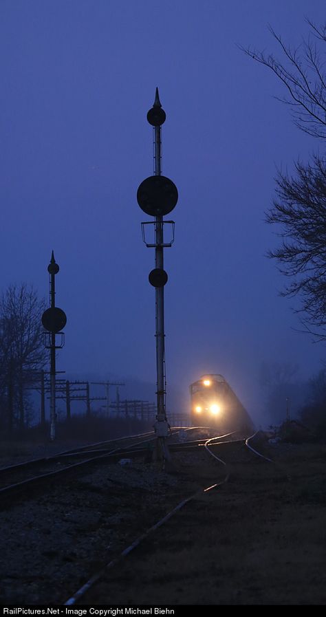 Train At Night, Railroad Lights, Train Tracks Photography, Michael Biehn, Csx Transportation, Railroad Images, Mystery Train, Old Steam Train, Night Train