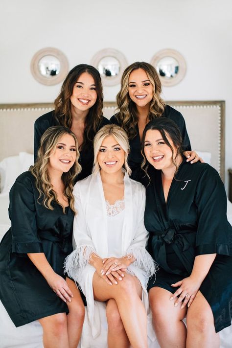 Bride And Bridesmaid Robes Pictures, Bridesmaid Poses Getting Ready, Bridal Party Robe Pictures, Bride With Bridesmaids Pictures Getting Ready, Wedding Picture Ideas With Bridal Party Getting Ready, Bridesmaid Photo Ideas Getting Ready, Black Bridesmaids Robes, Getting Ready Inspo Pics, Bride Getting Ready Photos Robe