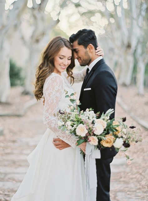 Old World Romance Wedding Inspiration | Floral by Gavita Flora | Photo by Hannah Suh #winter #wedding #flowers Pose Pengantin, Wedding Portrait Poses, Romance Wedding, Wedding Picture Poses, Pose Fotografi, Wedding Couple Poses, Wedding Photos Poses, Photo Poses For Couples, Wedding Photography Poses