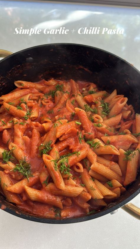 Simple Garlic Chilli Pasta Recipe https://resepmamiku.com/en/simple-garlic-chilli-pasta-katz__kitchen Chilli Garlic Pasta, Chilli Pasta Recipe, Chilli Pasta, Garlic Chicken Pasta, Mozzarella Pasta, Cooked Pasta, Chilli Recipes, Garlic Pasta, Red Chili Flakes