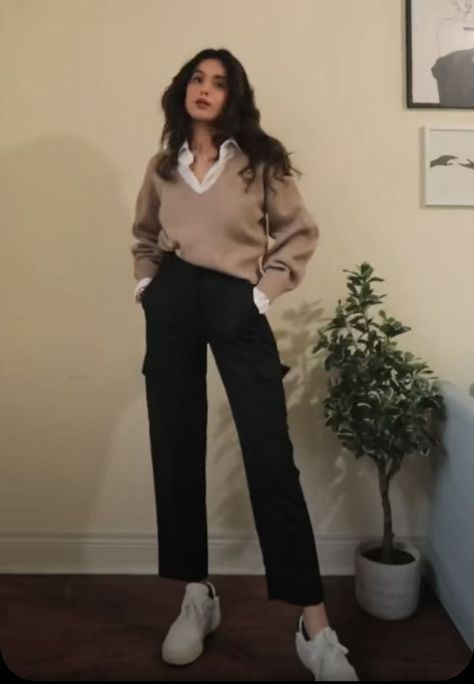 Outfit Ideas Formal Classy, Cold Business Casual Outfits, Smart Casual Evening Outfit Women, Receptionist Outfit Front Desk Casual, Office Ootd Work Outfits, Sweater Office Outfits, Office Fits Women, Female Engineer Outfit, Work Party Outfit Winter