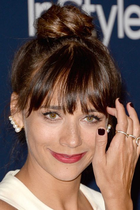 Found! The exact makeup Rashida Jones was wearing at the 2014 Golden Globes, plus how to recreate her hairstyle: http://beautyeditor.ca/2014/01/15/rashida-jones-golden-globes-2014/ Easy Hair Dos, Attractive Hairstyles, Thanksgiving Hairstyles, Short Hair For Kids, Hazel Green Eyes, How To Look Attractive, Easy Short Haircuts, Halloween Hairstyles, Burgundy Lips