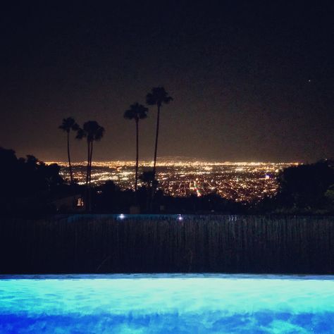 Beautiful L.A. winter night views from the Bird Streets in the Sunset Strip area of the Hollywood Hills. Los Angeles Aesthetic, Summer Tumblr, Peisaj Urban, City Of Angels, California Love, Hollywood Hills, California Dreaming, Jolie Photo, Summer Dream