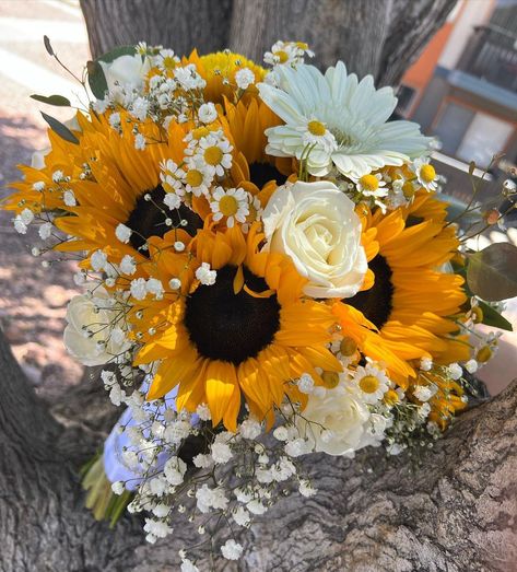 Real Sunflower Bouquet, Sunflower Bouquet Aesthetic Wedding, Sunflower Brides Bouquet, Sunflowers And Daisy Bouquet, Lily Sunflower Bouquet, Bridal Sunflower Bouquet, Sunflowers And White Roses Wedding, Sunflower And Daisy Wedding Bouquet, Sunflower White Rose Bouquet