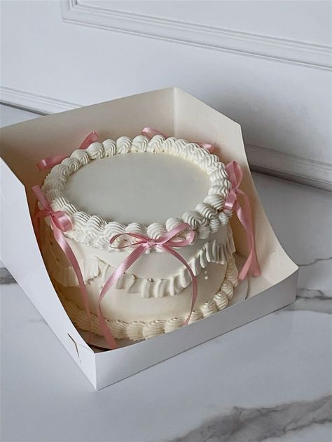 Cute 17 Birthday Cakes, Pinterest Cake Ideas Aesthetic, Coquette Cakes Birthday, 18th Birthday Party Ideas Pink And White, 19th Bday Cake Ideas, Pink Bday Decorations Aesthetic, Cake Designs 30th Birthday, 18th Birthday Cake Aesthetic Pink, Simple Vintage Cake Designs